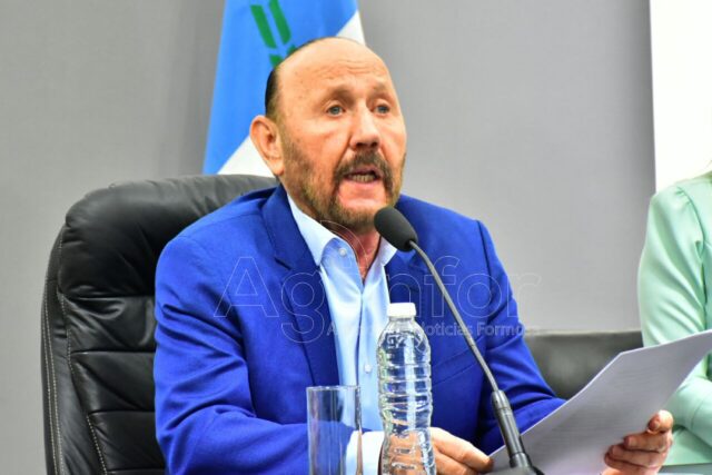 Insfrán anunció otra suba salarial en noviembre, bono de $30 mil e incremento en las asignaciones familiares