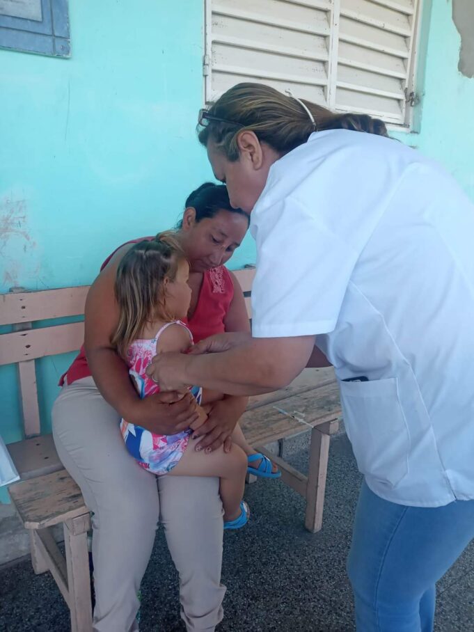 Niños y niñas de colonia El Bañadero recibieron las dosis adicionales de la campaña contra el sarampión, rubeola, paperas y polio
