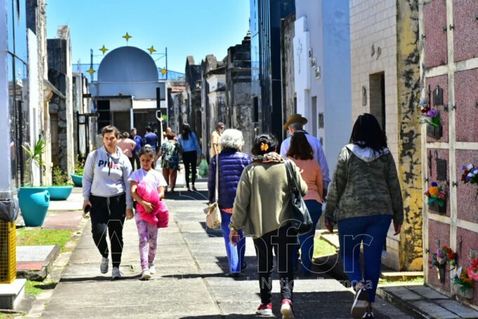Día de los Fieles Difuntos: gran concurrencia a los cementerios