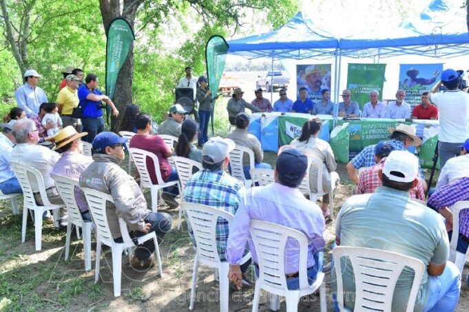 El gobierno provincial entregó semillas de algodón a productores estructurados