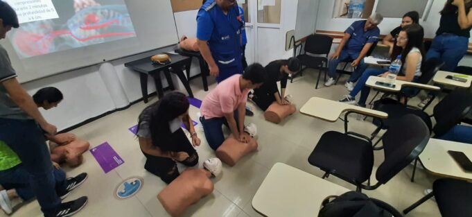 SIPEC enseñó maniobras de RCP a estudiantes de la Universidad de la Cuenca del Plata