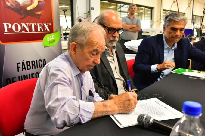 El Gobierno firmó convenios con el sector privado para la confección de prendas en cooperativas de Fontex