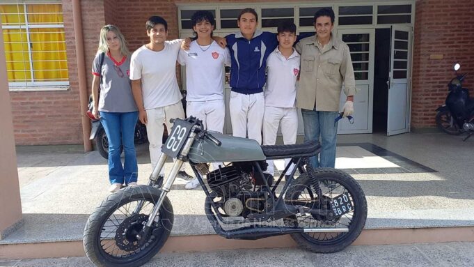 Estudiantes de sexto año de la EPET N°1 fabricaron una moto