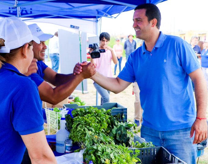 Acompañando al PAIPPA, el vicegobernador Solís participó de la feria móvil en el Lote 110