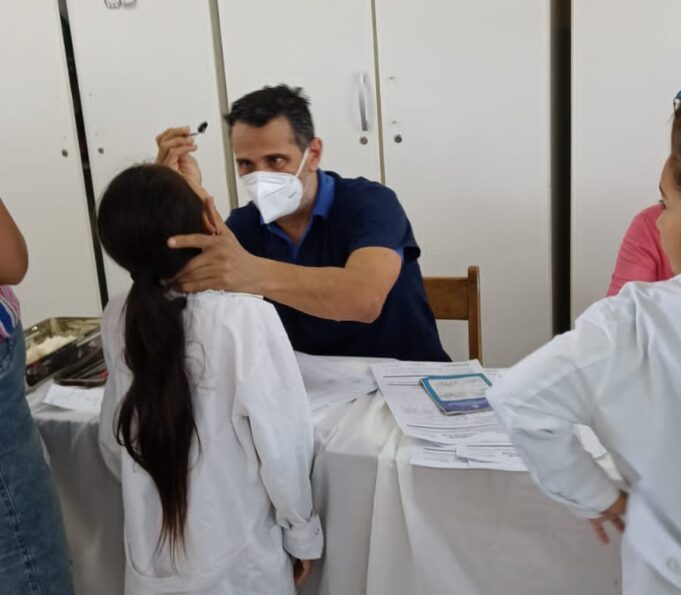 Cierran las clases con controles de salud a los escolares