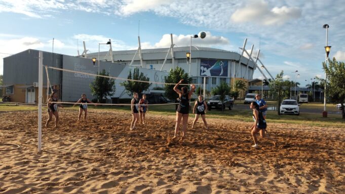 Equipos de beach vóley realizan pretemporada en el Estadio Cincuentenario