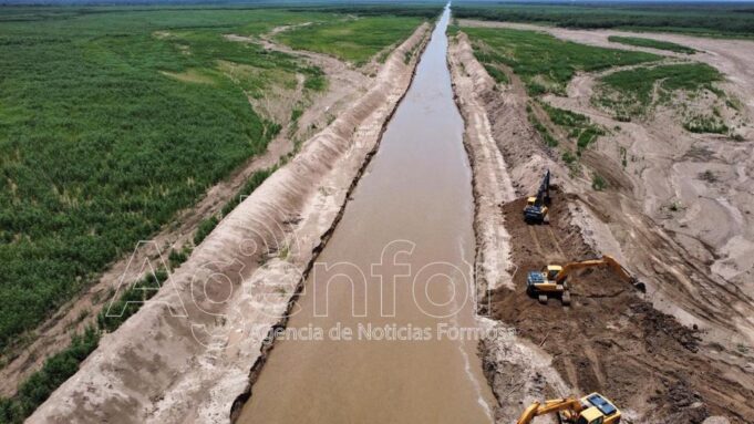 Monitorean el avance del agua del Río Pilcomayo que llega a Las Lomitas por el canal Lisbel Rivira
