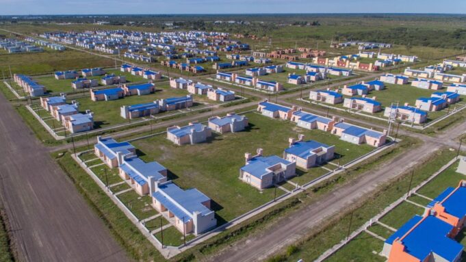 Gildo Insfrán anunció llamado a licitación para construcción de 500 viviendas en Capital