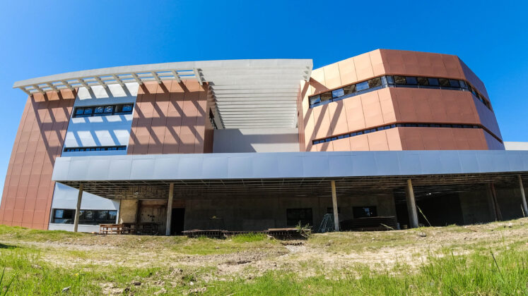 Gildo Insfrán anunció la próxima licitación para construcción del Centro de Abastecimiento, Producción y Laboratorios