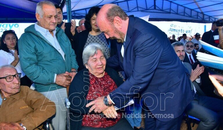 El Gobernador entregó libros “Madres y Abuelas” a familiares de víctimas de la dictadura