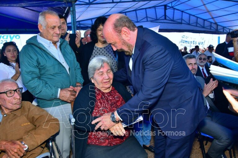 El Gobernador entregó libros “Madres y Abuelas” a familiares de víctimas de la dictadura