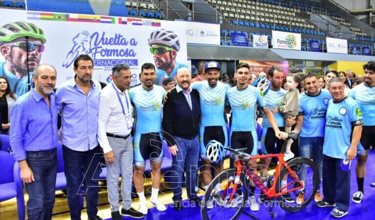 Insfrán acompañó la presentación de equipos y delegaciones participantes de la Vuelta a Formosa Internacional 2023