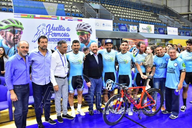 Insfrán acompañó la presentación de equipos y delegaciones participantes de la Vuelta a Formosa Internacional 2023