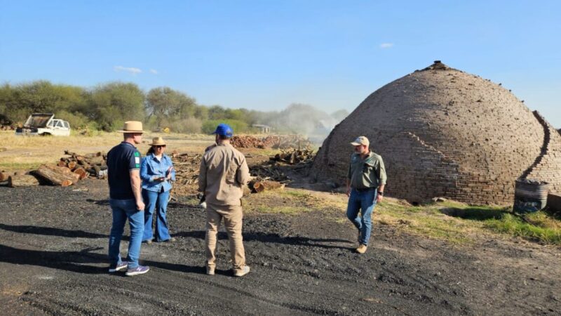 El ministro García visitó a una familia productora de Subteniente Perín
