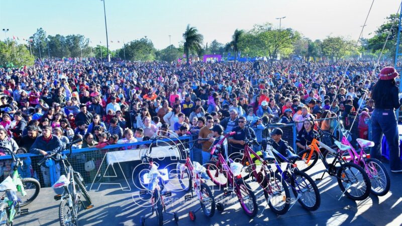 Las familias pudieron disfrutar de juegos, shows de entretenimiento, música, merienda, regalos y cientos de bicicletas sorteadas