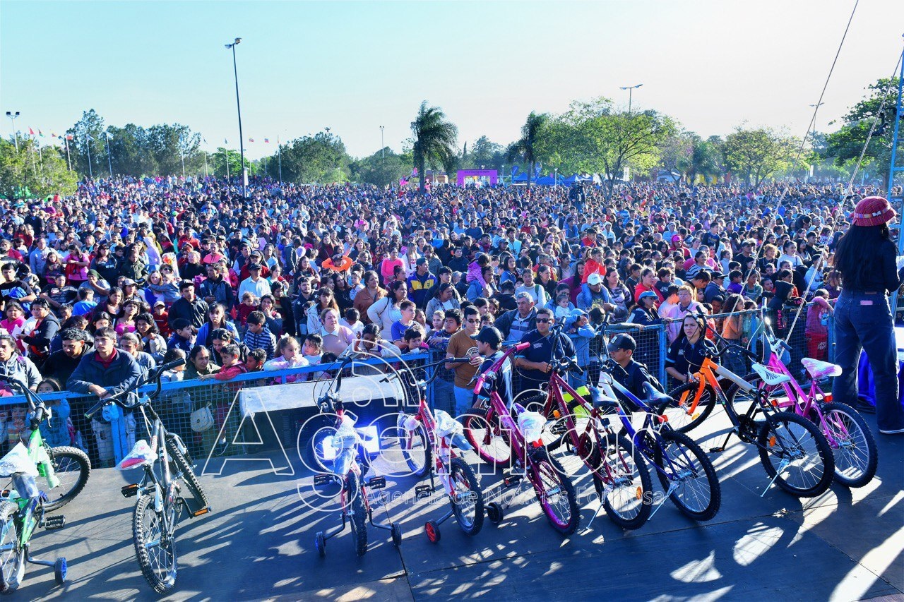 Las familias pudieron disfrutar de juegos, shows de entretenimiento, música, merienda, regalos y cientos de bicicletas sorteadas