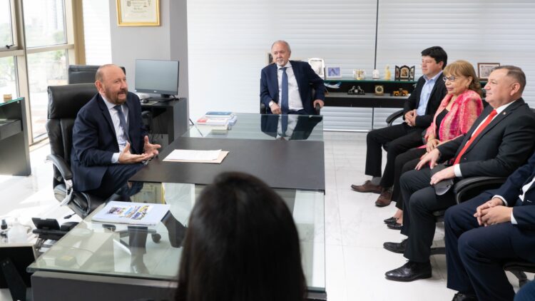 El Gobernador se reunió con autoridades de Paraguay