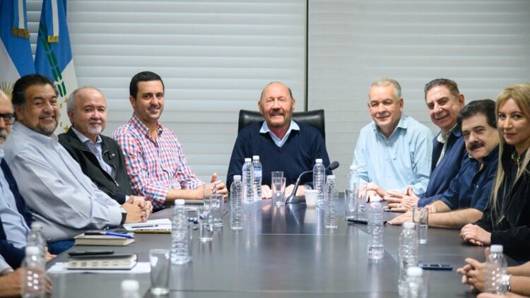 El gobernador Insfrán mantuvo reunión de trabajo con intendentes y presidentes de Comisiones de Fomento