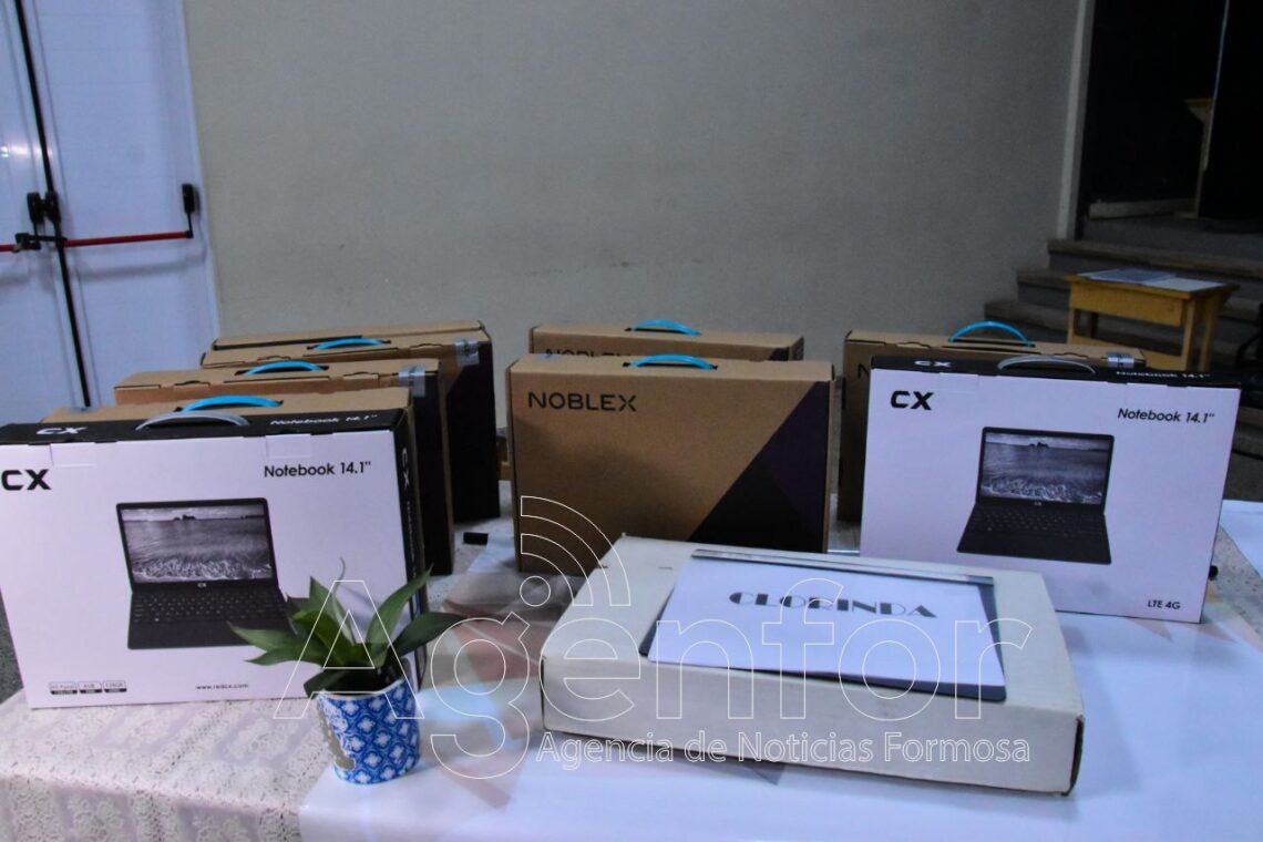 La Dirección de Educación Superior entregó equipos informáticos a institutos del Nivel Superior