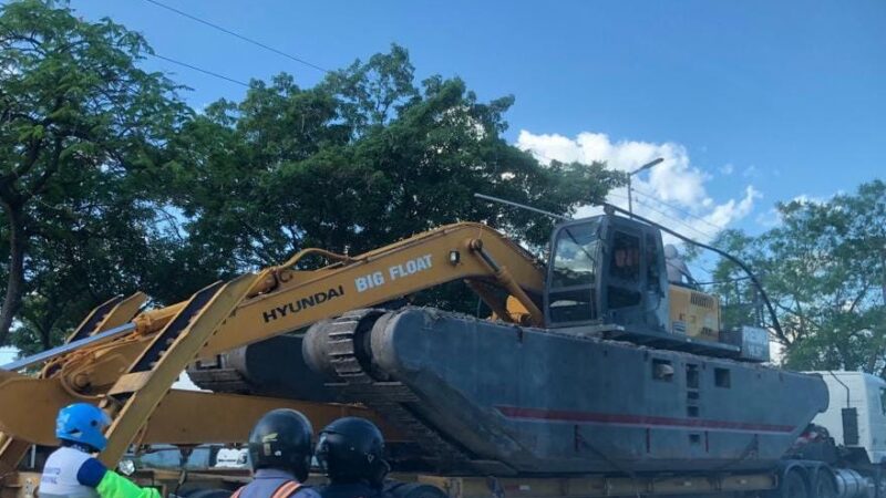La DPV realizó operativo de limpieza de canales con una “anfiexcavadora”