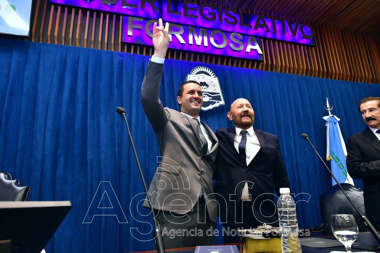 Gildo Insfrán y Eber Solís prestaron juramento de ley para el período 2023-2027 como gobernador y vicegobernador, durante una ceremonia realizada este lunes 11 en la Legislatura formoseña.