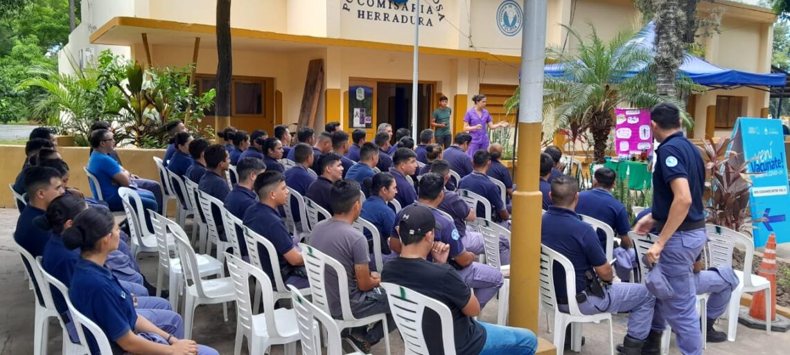 Charla de prevención del dengue y aplicación de refuerzos de vacunas COVID en la comisaría de Herradura