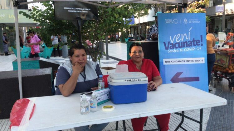Aplican refuerzos de vacunas contra el COVID-19 en la plaza San Martín y en el Paseo Peatonal