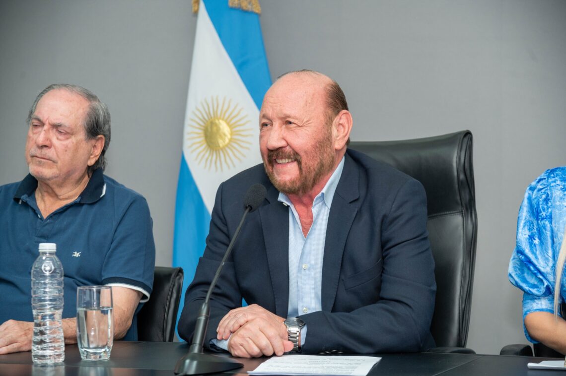 Insfrán anunció un aumento del 25% en los haberes y asignaciones familiares del sector público provincial