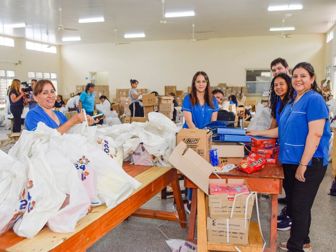 Ponen en valor la entrega de kits escolares: «Es un acto de amor del gobernador Insfrán»