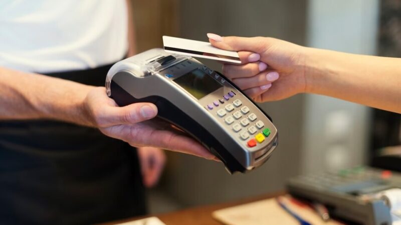 Defensa al Consumidor informó las modificaciones en pagos con tarjetas: “El posnet se acercará al cliente”