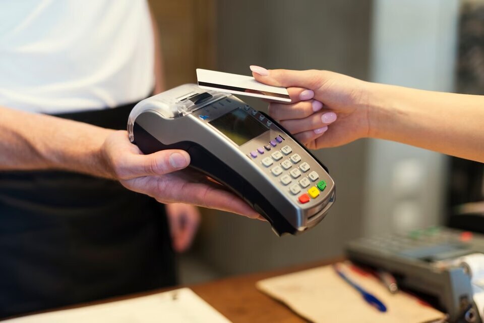 Defensa al Consumidor informó las modificaciones en pagos con tarjetas: “El posnet se acercará al cliente”