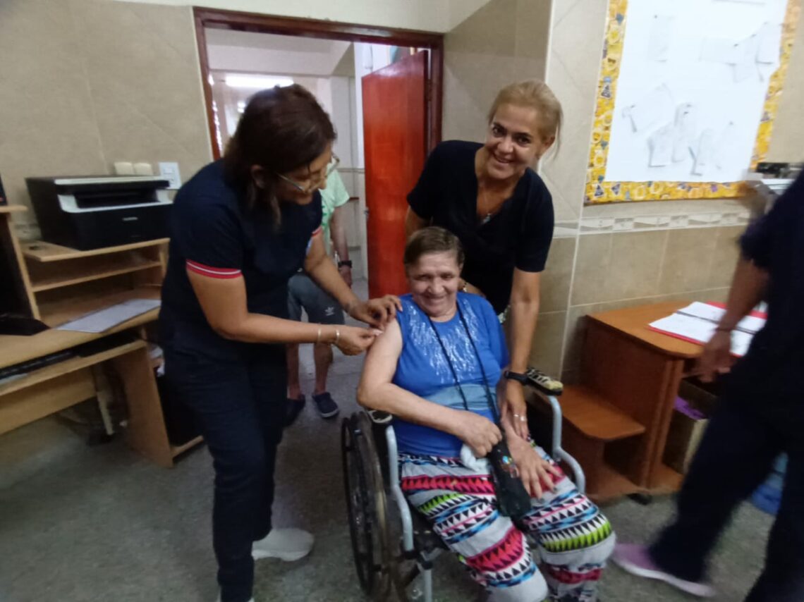 Adultos mayores alojados en residencias de la provincia de Formosa recibieron la vacuna antigripal