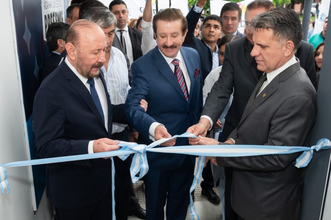 Insfrán inauguró el nuevo edificio de Reconocimientos Médicos de la DPV y entregó importante equipamiento