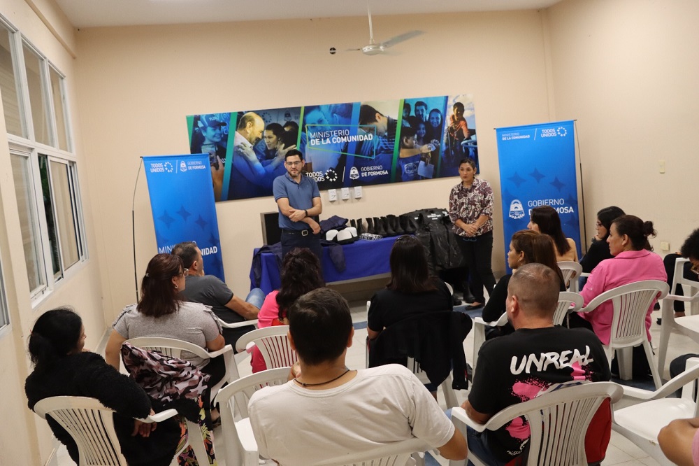 Entrega de indumentaria y equipos de trabajo al Programa de Protección Integral a Niños y Adultos en situación de calle