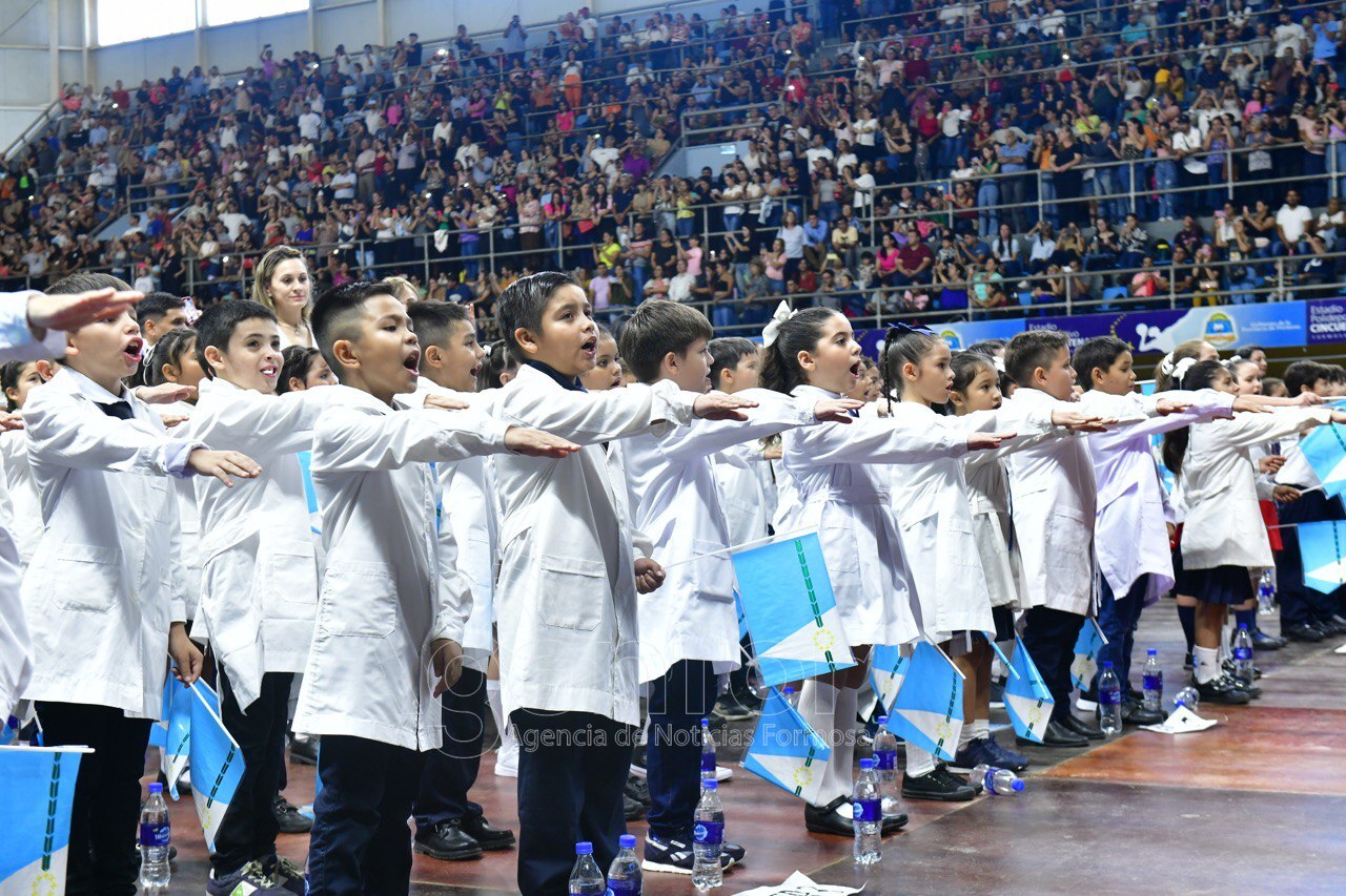 El gobernador Insfrán tomó la promesa de fidelidad a la bandera provincial a más de tres mil alumnos de 4° grado