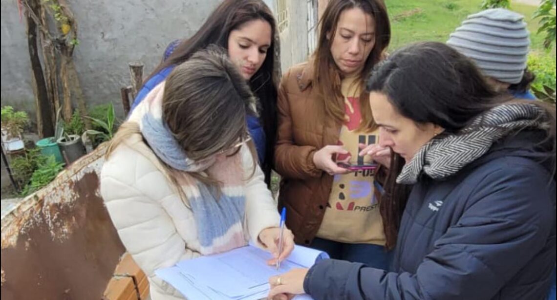 Vecinos de Lisbel Rivira recibieron ayuda para inscribirse al RASE