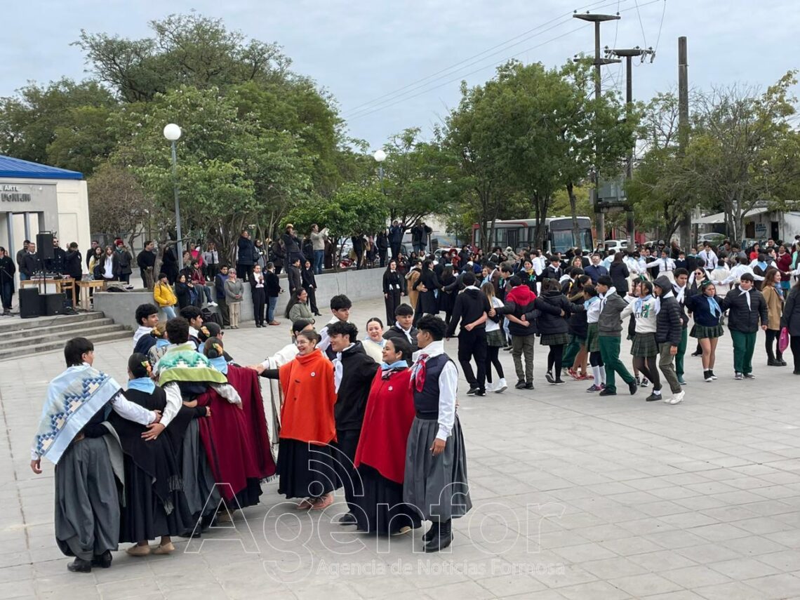 Estudiantes y docentes bailaron el Pericón Nacional