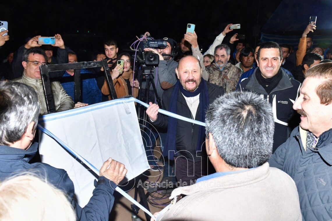 El Gobernador inauguró el sistema de alumbrado público de la avenida central de Fortín Soledad