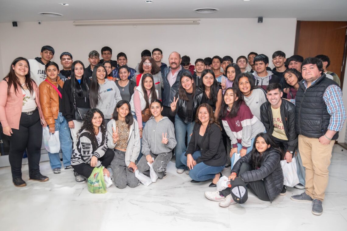 El gobernador Insfrán recibió a estudiantes de Las Lomitas