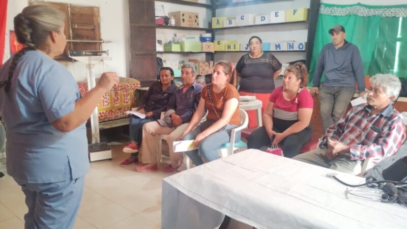 Charla de sensibilización sobre el cáncer de mama en el barrio Emisora de Las Lomitas