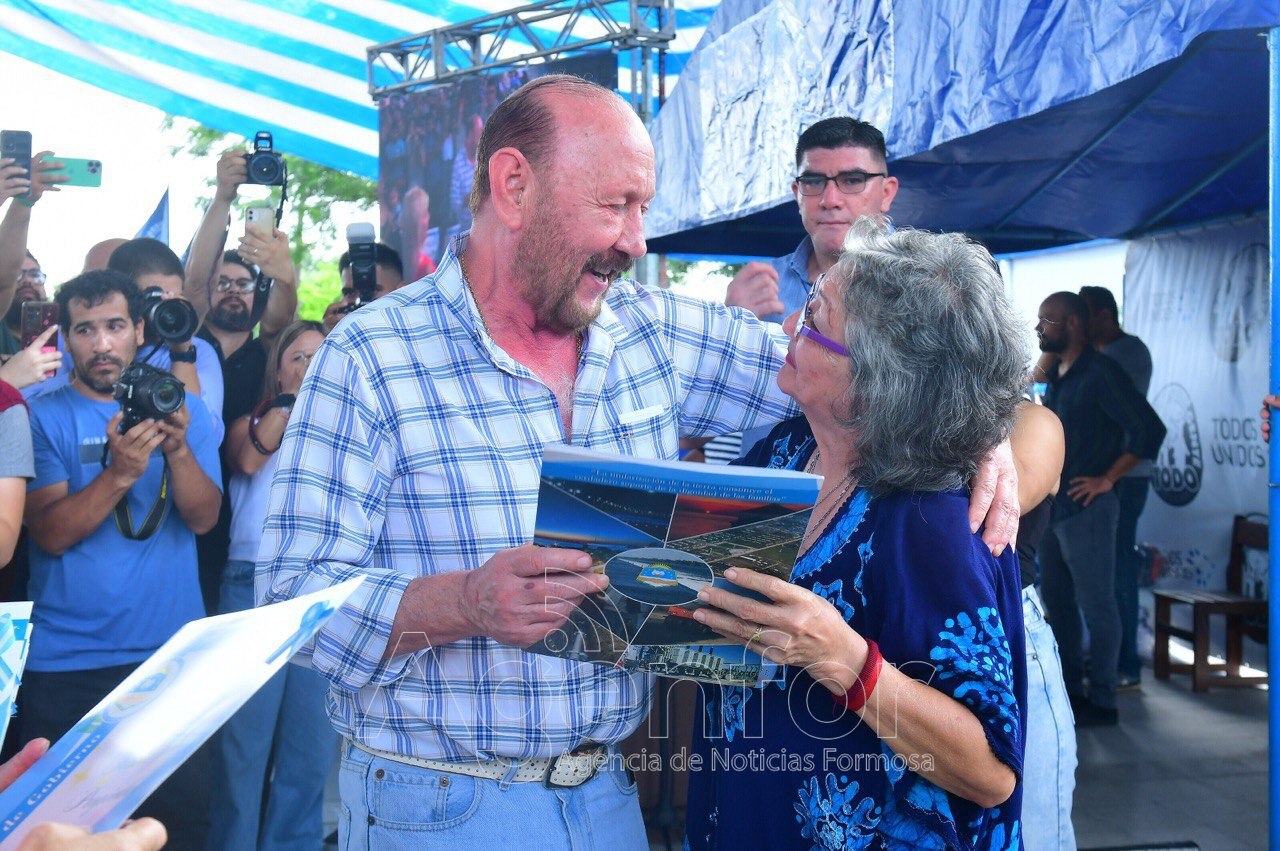 OPNGT en el 2 de Abril: El Gobernador entregó títulos de propiedad a más de 170 familias