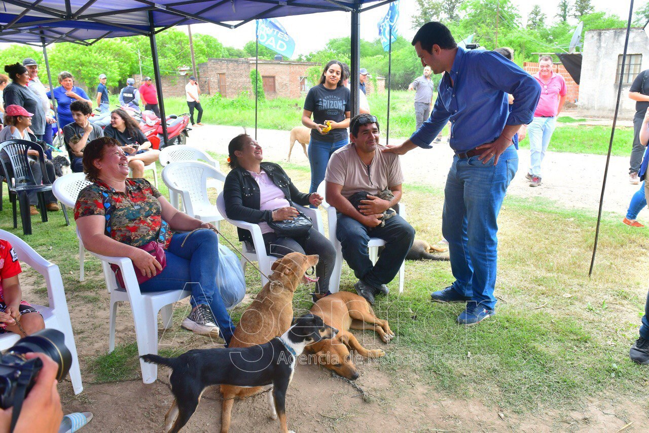 Solís participó de la puesta en marcha de la Clínica Móvil para mascotas en Las Lomitas
