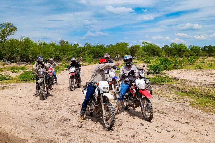 El vicegobernador Solís recorrió en moto comunidades del oeste provincial