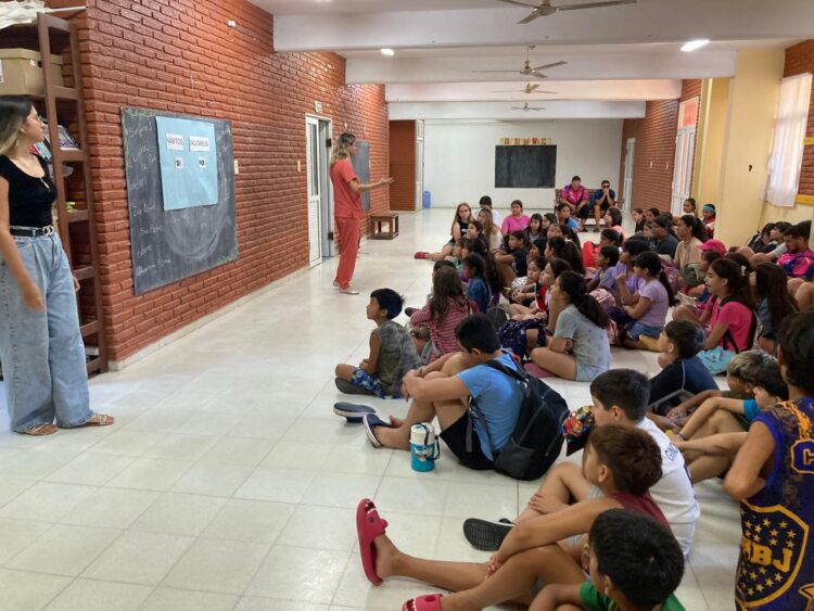 Taller sobre nutrición y hábitos saludables en la colonia del Complejo Paraíso de los Niños