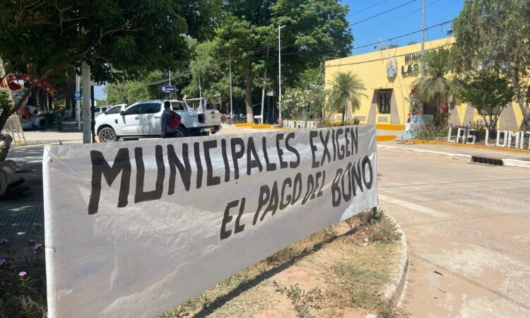 Municipales de Las Lomitas se manifiestan frente al Municipio: “Estamos reclamando algo justo”