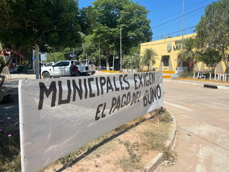 Municipales de Las Lomitas se manifiestan frente al Municipio: “Estamos reclamando algo justo”