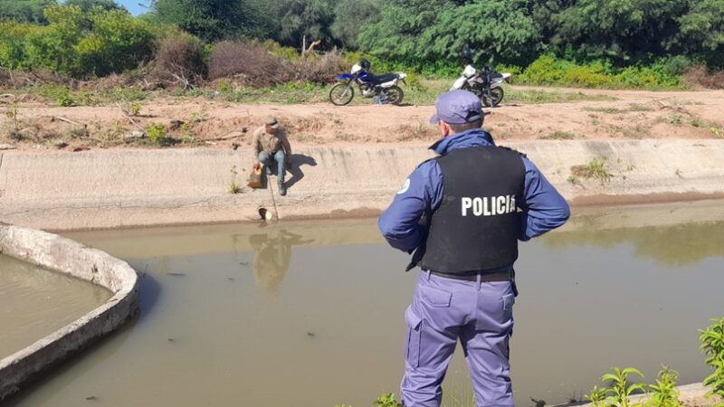 La Policía descubrió una obstrucción ilegal en el canal hídrico artificial Las Lomitas
