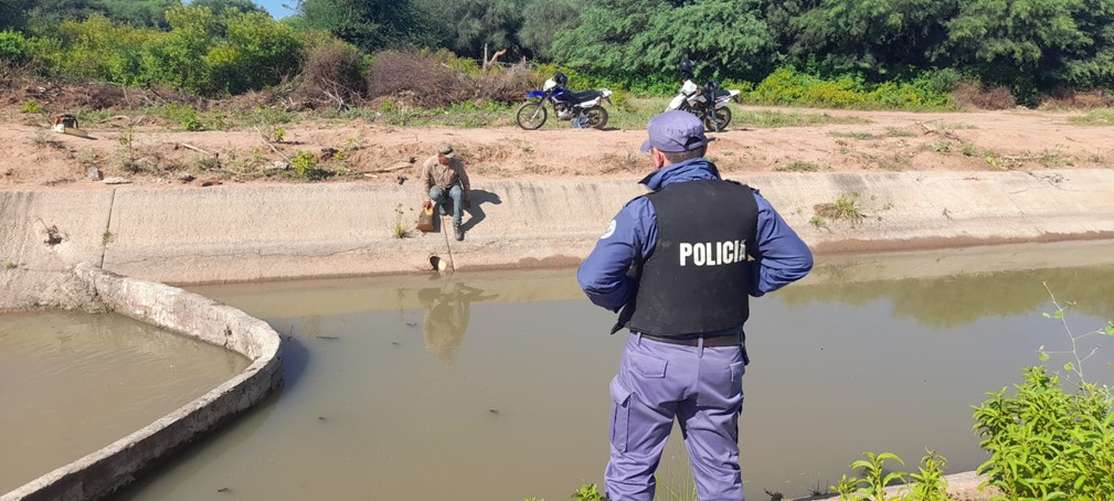 La Policía descubrió una obstrucción ilegal en el canal hídrico artificial Las Lomitas