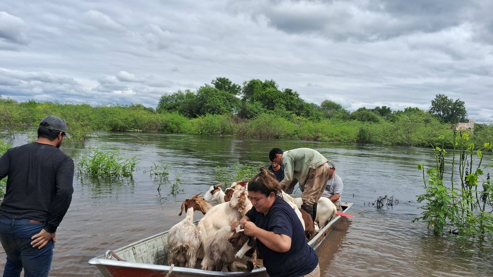 Integral asistencia de equipos técnicos del Ministerio de la Producción y Ambiente por crecida extraordinaria