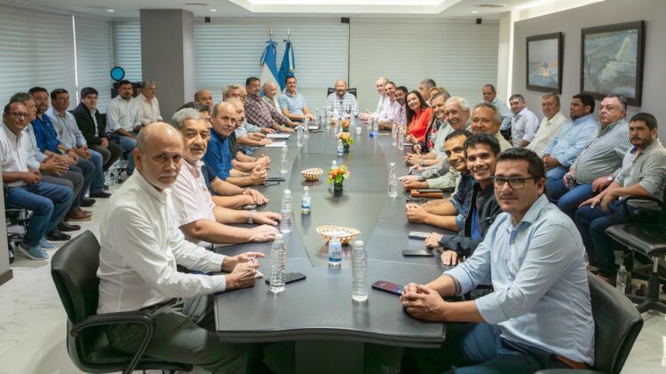 El Gobernador encabezó reunión con intendentes y presidentes de Comisiones de Fomento